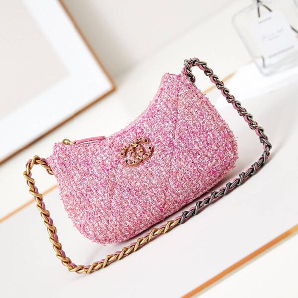CHANEL 19 chain bag White - Image 2