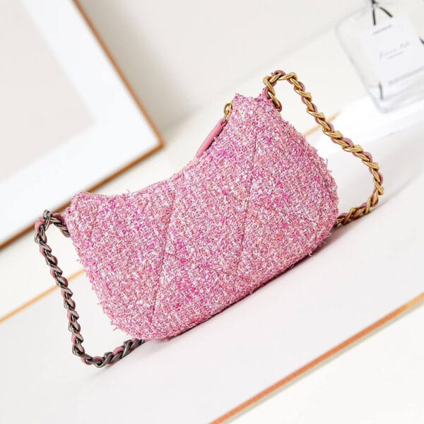 CHANEL 19 chain bag White - Image 4