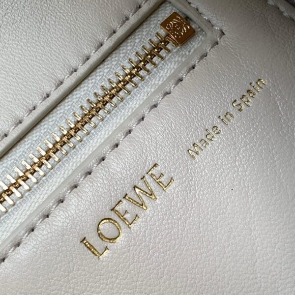 Loewe Small Squeeze bag in nappa lambskin Beige - Image 7