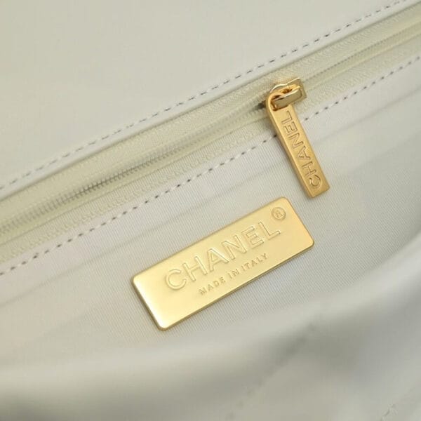 CHANEL 19 HANDBAG Beige - Image 7