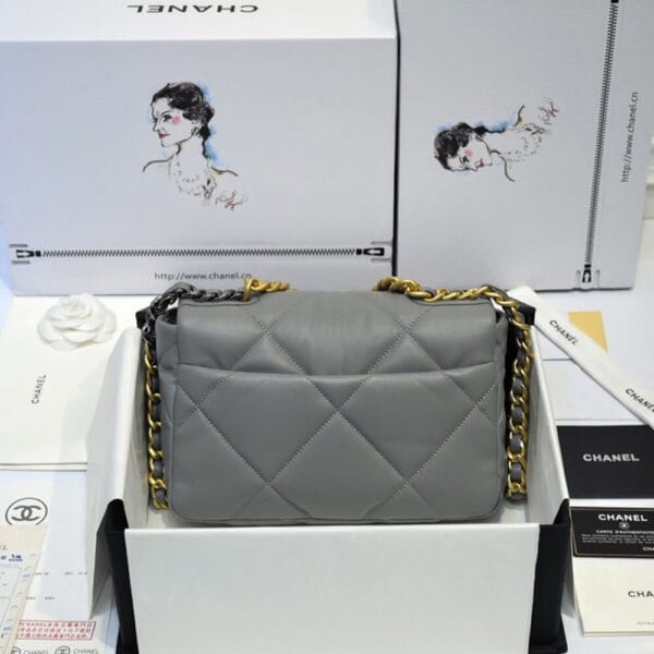 CHANEL 19 HANDBAG black - Image 4