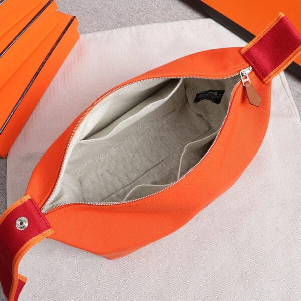 Hermes toiletery bag Khaki - Image 9