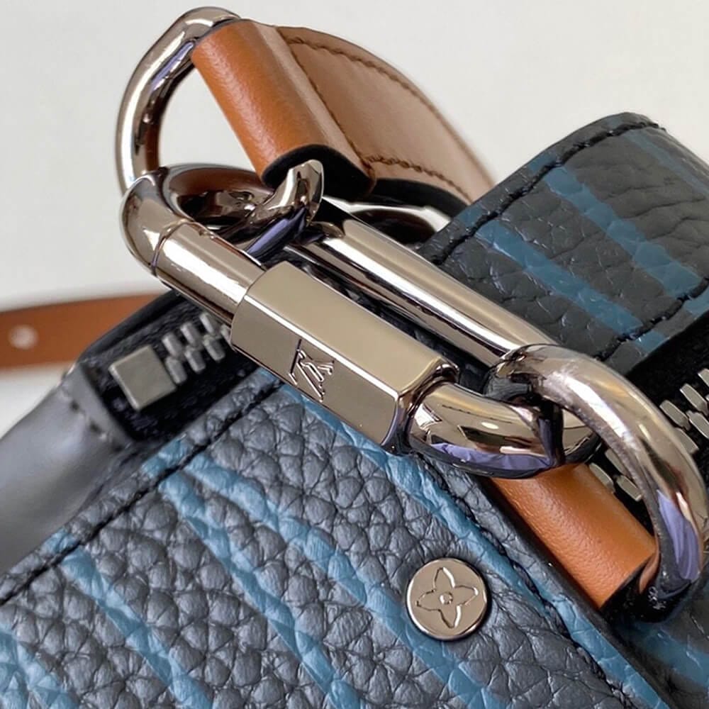 Louis Vuitton VOLGA ON STRAP black - Image 7