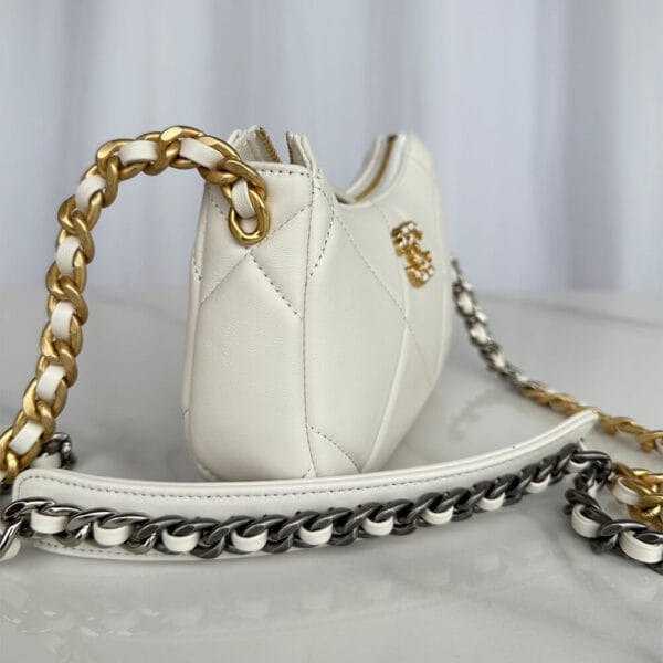 CHANEL 19 chain bag White - Image 3