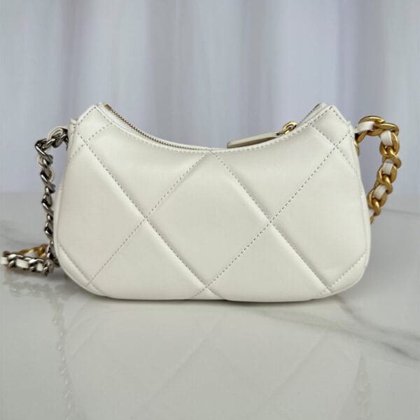 CHANEL 19 chain bag White - Image 4