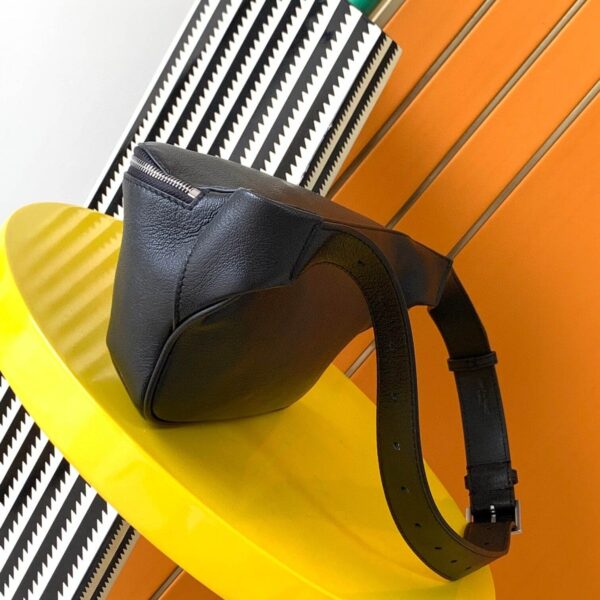 YSL CLASSIC MONOGRAM BELT BAG IN SOFT LAMBSKIN black - Image 3
